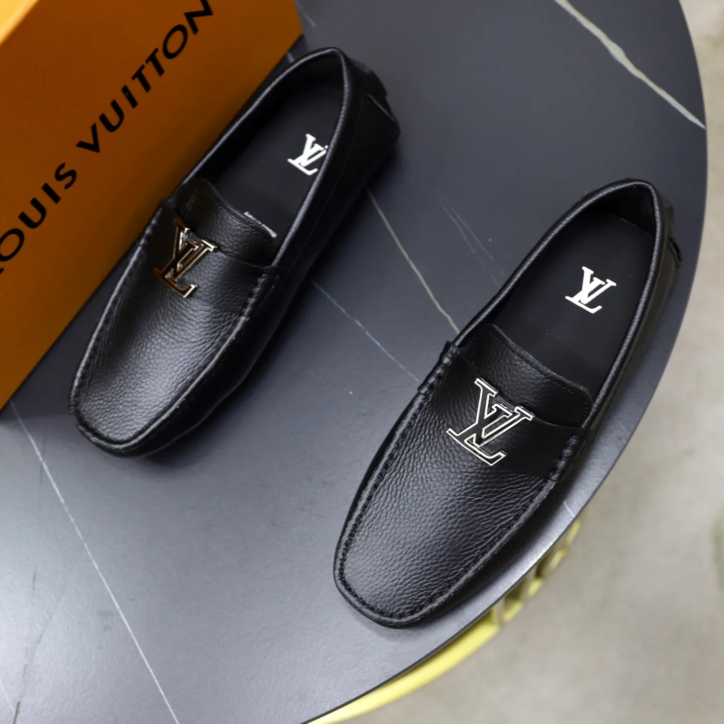 Ex-factory price: 480💰【LV】Louis Vuitton ⚠️High-end men’s driving and pedal series ⚠️38-44 (customized for 45) ⚠️All original cowhide leather! Thick and soft! Made entirely of calfskin lining! Rubber sheet anti-slip beanie sole! Three-dimensional package technology! Fashionable and classic! Handicrafts! Original high quality! Feel free to compare!